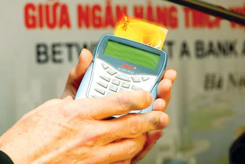 Dịch vụ thanh toán điện tử vẫn chưa thu hút được nhiều người sử dụng. Ảnh: LÃ ANH